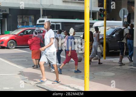 Pretoria, Sudafrica - 05 feb 2019: La gente per le strade di Pretoria, Pretoria è una delle città più criminali del mondo Foto Stock