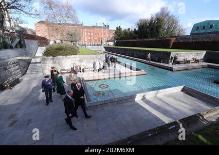 Il Duca e la Duchessa di Cambridge dopo aver prestato un giuramento durante una visita al Giardino della memoria, Uachtarain, Dublino, durante la loro visita di tre giorni nella Repubblica d'Irlanda. Foto Stock