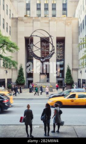 Statua Dell'Atlante, Rockefeller Center, Fifth Avenue, New York, New York State, Stati Uniti D'America. La statua Art Deco è l'opera di tedesco-nato Am Foto Stock