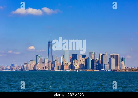 Lower Manhattan vista da New York Bay. L'alto edificio è Un World Trade Center, conosciuto anche come 1 World Trade Center, 1 WTC o Freedom Tower. Nuovo Foto Stock