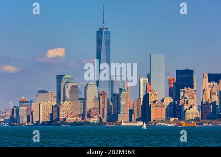 Lower Manhattan vista da New York Bay. L'alto edificio è Un World Trade Center, conosciuto anche come 1 World Trade Center, 1 WTC o Freedom Tower. Nuovo Foto Stock