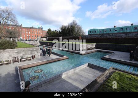 Il Duca e la Duchessa di Cambridge dopo aver prestato un giuramento durante una visita al Giardino della memoria, Uachtarain, Dublino, durante la loro visita di tre giorni nella Repubblica d'Irlanda. Foto Stock