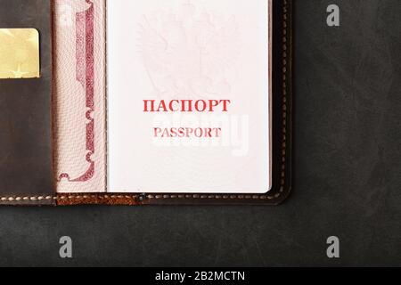 Apri La Copertina In Pelle Passport Con Carta Di Credito Gold. Federazione Russa, stretta collaborazione. Foto Stock