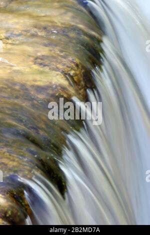 Acqua dolce che scorre nella cascata. Foto Stock