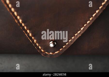 Borsa per occhiali in vera pelle marrone, realizzata a mano. Primo piano Foto Stock