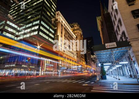 New York NY - USA - 30 Luglio 2019: Quinta Avenue di notte con percorso leggero a New York City Foto Stock