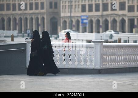 Donne musulmane che indossano burka nero. Souq Waqif, Doha, Qatar Foto Stock