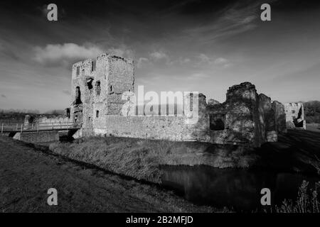 Vista del castello di Baconsthorpe o Baconsthorpe Hall, una residenza fortificata in rovina, villaggio di Baconsthorpe, Norfolk del Nord, Inghilterra, Regno Unito Foto Stock