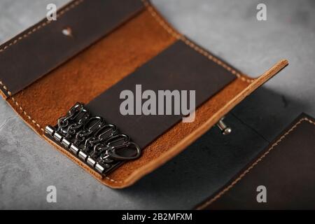 Portafoglio Keymaster in vera pelle marrone, realizzato a mano su sfondo scuro. Primo piano Foto Stock