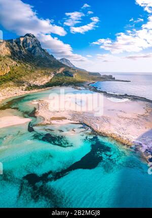 Fantastica vista della laguna di Balos con magica acque turchesi, lagune, spiagge tropicali di pura sabbia bianca e isola di Gramvousa a Creta Grecia Foto Stock