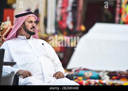 Musulmano saudita a Souq Waqif, Doha, Qatar Foto Stock