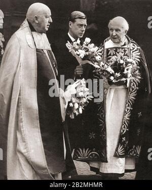 Edoardo VIII all'Abbazia di Westminster con l'arcivescovo di Canterbury, Cosmo Lang, a destra, che consegna i regali di denaro Maundy. Edoardo VIII, successivamente Duca di Windsor, 1894 – 1972. William Cosmo Gordon Lang, 1° barone Lang di Lambeth, 1864 – 1945, aka Cosmo Gordon Lang. Prelato scozzese anglicano che ha servito come arcivescovo di York e arcivescovo di Canterbury. Dal Libro dei souvenir di Coronazione, pubblicato nel 1937. Foto Stock
