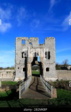 Vista del castello di Baconsthorpe o Baconsthorpe Hall, una residenza fortificata in rovina, villaggio di Baconsthorpe, Norfolk del Nord, Inghilterra, Regno Unito Foto Stock