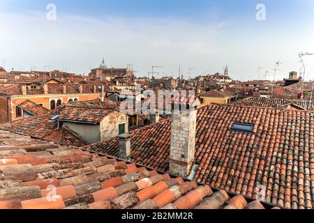 Vista sui vecchi tetti, Venezia, Italia Foto Stock