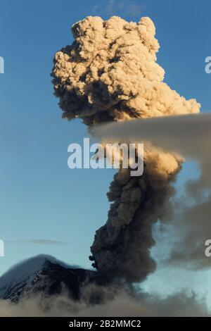 Vulcano Tungurahua In Ecuador Grande Esplosione Di Nuvole Fungus Foto Stock