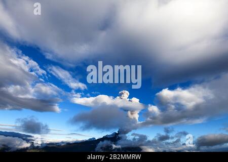 Super Wide Angle Shot del vulcano Tungurahua eruzione in Ecuador Foto Stock