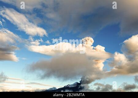 Eccezionale Scatto Grandangolare Di Tungurahua Volcanoe Emissione In Ecuador Foto Stock