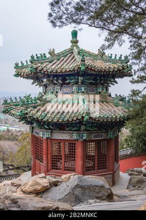 Gazebo cinese su Longevity Hill in Yiheyuan - Palazzo d'Estate, ex giardino imperiale a Pechino, Cina Foto Stock