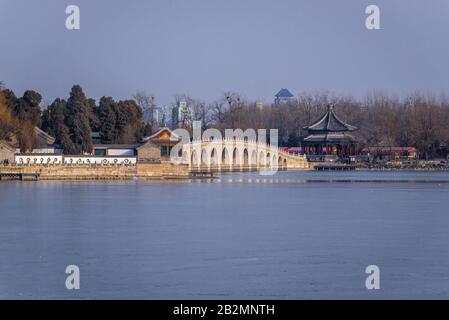 Shiqikong Qiao - Seventeen Arch Bridge che collega la sponda orientale del Lago di Kunming e l'Isola di Nanhu nel giardino imperiale del Palazzo d'Estate a Pechino, Cina Foto Stock