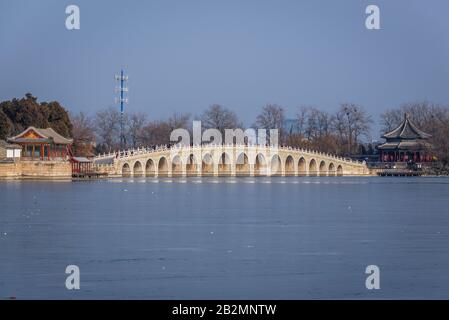 Shiqikong Qiao - Seventeen Arch Bridge che collega la sponda orientale del Lago di Kunming e l'Isola di Nanhu nel giardino imperiale del Palazzo d'Estate a Pechino, Cina Foto Stock