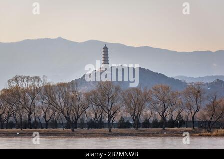 Pagoda del picco della Giada su una collina della Primavera della Giada vista dal Palazzo Estivo, ex giardino imperiale a Pechino, Cina Foto Stock