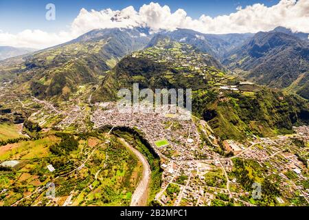 Volo Aereo Grandangolare Del Vulcano Banos De Agua Santa Tungurahua Sullo Sfondo Coperto Da Nuvole Foto Stock