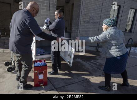 Denver, Stati Uniti. 03rd Mar, 2020. Un elettore le consegna il suo voto a un lavoratore elettorale in una scatola esterna di drop off durante il 2020 Presidential Democratic Primary il Super Martedì a Denver, Colorado, Martedì, 3 marzo 2020. Foto di Bob Strong/UPI Credit: UPI/Alamy Live News Foto Stock