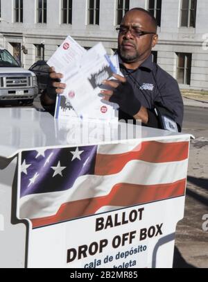 Denver, Stati Uniti. 03rd Mar, 2020. Un lavoratore elettorale svuota una votazione elettorale durante il 2020 Presidential Democratic Primary il Super Tuesday a Denver, Colorado, martedì 3 marzo 2020. Foto di Bob Strong/UPI Credit: UPI/Alamy Live News Foto Stock