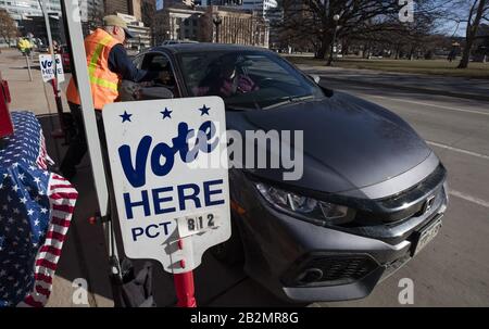 Denver, Stati Uniti. 03rd Mar, 2020. Un lavoratore elettorale riceve un voto a un punto di abbandono durante il 2020 Presidential Democratic Primary il Super Martedì a Denver, Colorado, Martedì 3 marzo 2020. Foto di Bob Strong/UPI Credit: UPI/Alamy Live News Foto Stock