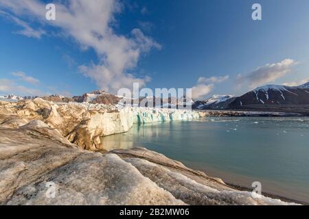 Fjortende Julibreen / 14th di luglio Glacier che si calve in Krossfjorden, Haakon VII Land, Spitsbergen / Svalbard, Norvegia Foto Stock