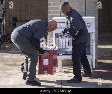 Denver, Stati Uniti. 03rd Mar, 2020. I lavoratori delle elezioni svuotano una votazione a discesa durante il 2020 Presidential Democratic Primary il Super Tuesday a Denver, Colorado, martedì 3 marzo 2020. Foto di Bob Strong/UPI Credit: UPI/Alamy Live News Foto Stock