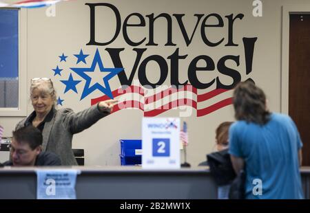 Denver, Stati Uniti. 03rd Mar, 2020. Un lavoratore elettorale dà indicazioni in un luogo di voto durante il 2020 Presidential Democratic Primary il Super Martedì a Denver, Colorado, Martedì, 3 marzo 2020. Foto di Bob Strong/UPI Credit: UPI/Alamy Live News Foto Stock