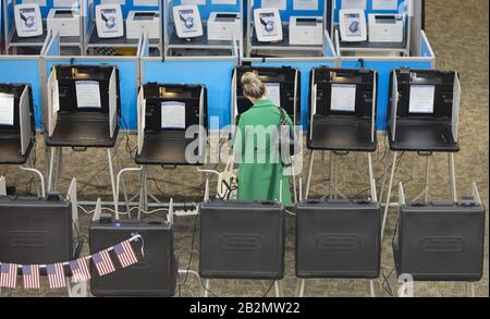 Denver, Stati Uniti. 03rd Mar, 2020. Un elettore segna il suo voto durante il 2020 Presidential Democratic Primary il Super Martedì a Denver, Colorado, Martedì 3 marzo 2020. Foto di Bob Strong/UPI Credit: UPI/Alamy Live News Foto Stock