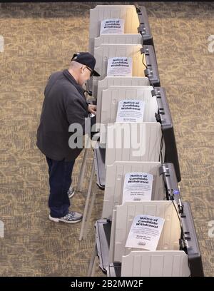 Denver, Stati Uniti. 03rd Mar, 2020. Un elettore segna il suo scrutinio durante il 2020 Presidential Democratic Primary il Super Tuesday a Denver, Colorado, martedì 3 marzo 2020. Foto di Bob Strong/UPI Credit: UPI/Alamy Live News Foto Stock