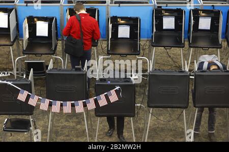 Denver, Stati Uniti. 03rd Mar, 2020. Gli elettori segnano i loro voti durante il 2020 Presidential Democratic Primary il Super Tuesday a Denver, Colorado, martedì 3 marzo 2020. Foto di Bob Strong/UPI Credit: UPI/Alamy Live News Foto Stock