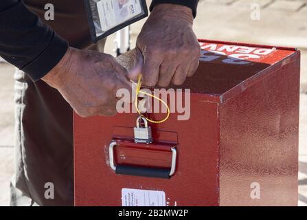 Denver, Stati Uniti. 03rd Mar, 2020. Un operaio elettorale sigilla un contenitore con i lotti dopo lo svuotamento di una scatola di goccia durante la primaria democratica presidenziale 2020 il martedì Super a Denver, Colorado, martedì 3 marzo 2020. Foto di Bob Strong/UPI Credit: UPI/Alamy Live News Foto Stock