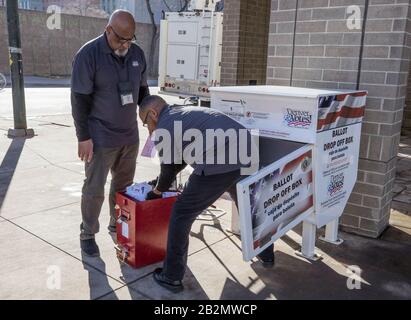 Denver, Stati Uniti. 03rd Mar, 2020. I lavoratori delle elezioni svuotano una votazione a discesa durante il 2020 Presidential Democratic Primary il Super Tuesday a Denver, Colorado, martedì 3 marzo 2020. Foto di Bob Strong/UPI Credit: UPI/Alamy Live News Foto Stock