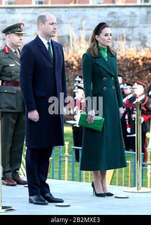 Il messaggio sulla corona del Duca e della Duchessa di Cambridge durante una visita al Giardino della memoria, Uachtarain, Dublino, durante la loro visita di tre giorni nella Repubblica d'Irlanda. Foto PA. Data Immagine: Martedì 3 Marzo 2020. Vedi la storia di PA ROYAL Cambridge. Il credito fotografico dovrebbe leggere: Chris Jackson/PA Filo Foto Stock