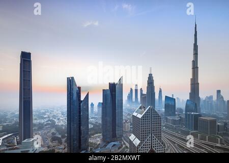 Skyline della città di Dubai al tramonto, Emirati Arabi Uniti Foto Stock