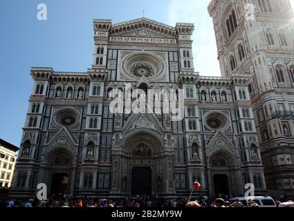 Firenze, Italia - 11 settembre 2011: La Cattedrale di Santa Maria del Fiore con i turisti Foto Stock