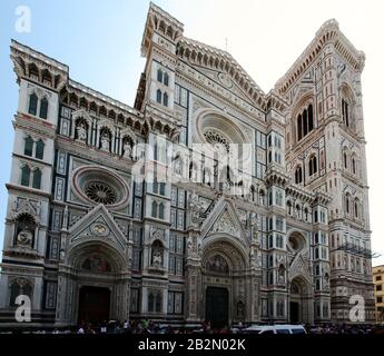 Firenze, Italia - 11 settembre 2011: La Cattedrale di Santa Maria del Fiore con i turisti Foto Stock