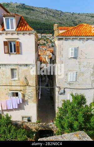 Una stretta strada laterale nel centro storico, Dubrovnik, Croazia Foto Stock