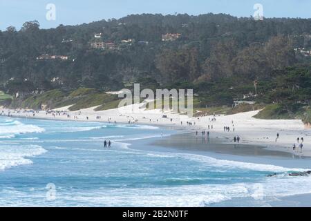 I turisti godono il mare e la spiaggia a Carmel sul mare sulla costa californiana, Stati Uniti d'America. Foto Stock
