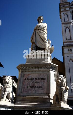 Firenze, Italia - 11 settembre 2011: Il monumento a Dante Alighieri di fronte alla Cattedrale di Santa Maria del Fiore Foto Stock