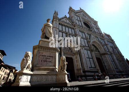 Firenze, Italia - 11 settembre 2011: Il monumento a Dante Alighieri di fronte alla Cattedrale di Santa Maria del Fiore Foto Stock