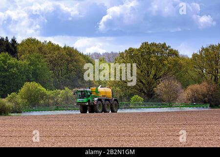 Insetticidi / insetticidi / erbaccia killer / erbicida su campo / terreni agricoli in primavera Foto Stock
