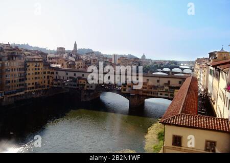 Firenze, Italia - 11 settembre 2011: Il Ponte Vecchio fotografato dal museo degli Uffizi Foto Stock