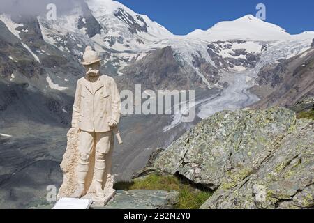 Kaiser Franz Josef scultura e il ritiro Pasterze, il più lungo ghiacciaio in Austria e Alpi orientali nel 2018, Hohe Tauern NP, Carinzia, Austria Foto Stock