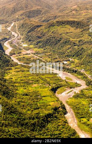 Foto Aerea Del Fiume Pastaza Che Esce Dalle Ande Nella Provincia Di Tungurahua Ecuador Foto Stock