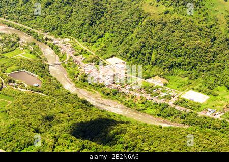 Pastaza fiume passando dal piccolo villaggio nella Ande ecuadoriane Riprese aeree Foto Stock